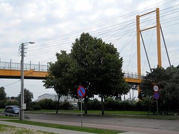 Kadka dla pieszych nad kolej i ulic.